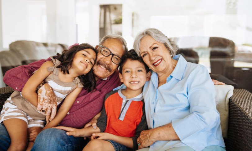 Familia sentada en el sofá