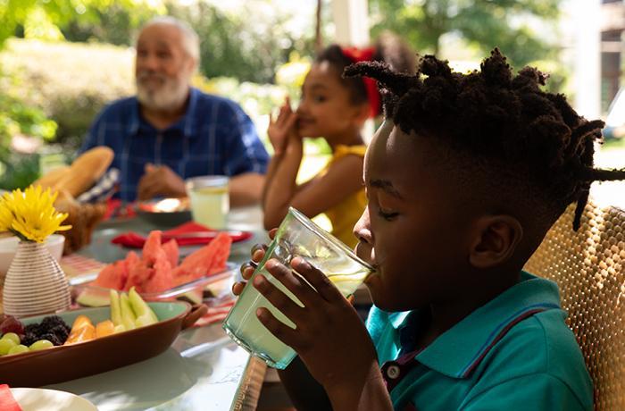 healthy-family-eating